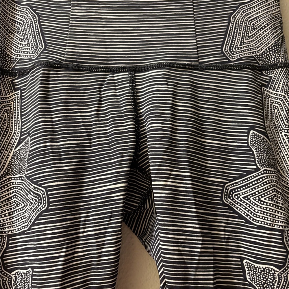 lululemon athletica size 6 black and white Abstract  Leggings - Picture 3 of 10